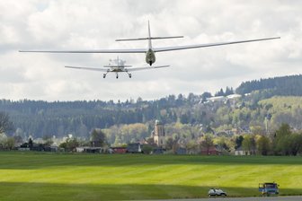Erste Flüge und große Pläne: Auerbacher Segelflieger starten in die neue Saison - Die Auerbacher Segelflieger starten am Wochenende in die neue Saison.
