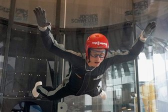 Erste Flugtests für Eric Frenzel und Co. in der Olympiasaison - Die Nordisch Kombinierten um Olympiasieger Eric Frenzel probten in der Indoor-Skydiving-Anlage von Jochen Schweizer in Taufkirchen das Zusammenspiel von Körper und Luft. "Das war ein schöner Gaudi und cool zu spüren, welche Wirkung Bewegungen in der Strömung haben", sagte der Erzgebirger.