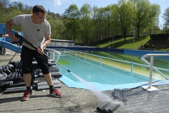 Erste Freibäder öffnen ihre Pforten - Matthias Kolbe, Vorsitzender des Fördervereins, hat mit seinen Helfern alle Hände voll zu tun, um das gesamte Areal des Mylauer Freibades für die neue Badesaison in Top-Zustand zu versetzen. 