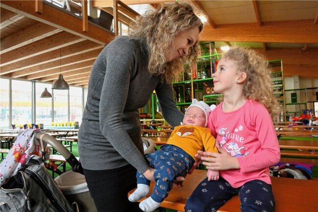 Erste Gäste im Sonnenlandpark Lichtenau - Jessica Fischer mit Sohn Tom und Tochter Lea aus Seifersbach bei Mittweida zählten zu den ersten Besuchern am Freitag in der Indoor-Halle des Freizeitparks. 