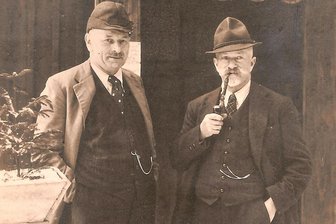 Erste Gastausstellung im Rot-Kreuz-Museum Beierfeld widmet sich dem Heimatdichter Anton Günther - Postkarte mit Anton Günther (r.) aus Gottesgab und Max Nacke aus Altenberg.