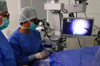 Erste Glaskörper-OP im Augenzentrum Zschopau - Assistiert von Jasmin Schmidt, führt Prof. Dr. Kai Januschowski eine der ersten ambulanten Netzhautoperationen im Zschopauer Augenzentrum durch. Der Bildschirm zeigt den Eingriff vergrößert.