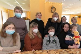 Erste größere Flüchtlingsgruppe ist im Erzgebirge angekommen - Sozialministerin Petra Köpping (hinten 3. von links) mit Kriegsflüchtlingen aus der Ukraine. Ebenfalls im Bild: Swetlana (hinten links), Anastasia (vorn, 2. von links) und Olga (vorn, 2. von rechts).
