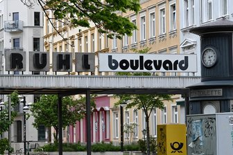 Erste Grundsatzentscheidung: So soll auf dem Chemnitzer Brühl wieder mehr Leben einziehen - Der Eingang zum Brühl an der Georgstraße erinnert an bessere Zeiten. Bis Anfang der 1990er-Jahre war der Boulevard eine beliebte Shopping- und Gastromeile. Nach Jahren des Niedergangs wollen Stadtplaner und Politik die begonnene Wiederbelebung unterstützen.