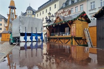 Erste Händler bauen Buden vom Annaberger Weihnachtsmarkt wieder ab - Der Abbau hat begonnen. Die ersten Buden auf dem Annaberg-Buchholzer Weihnachtsmarkt werden schon wieder abgebaut. 