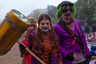 Erste Halloween-Party des Jahres im Freizeitpark Plohn: Park-Chef zieht gemischtes Fazit - Nichts für schwache Nerven: Horrorgestalten haben in diesen Wochen das Sagen im Freizeitpark Plohn.