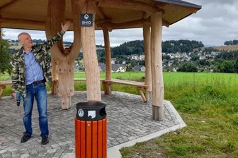 Erste Haltepunkte für Bus mit Zusatzservice - Detlef Uhlig beim Anbringen der ersten Haltepunkt-Schilder im Stadtgebiet von Ehrenfriedersdorf. Für den Elektrobus wird es auch eine E-Ladesäule auf dem Frauenberg geben. 