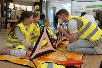 Erste-Hilfe-Aktionstag in Zwickau: So lernen Kinder richtig helfen - Torsten Schnapp erklärte Milla, Ida und Veronika (von links) vom Kindergarten "Alter Steinweg", wie man ein Warndreieck aufbaut. 