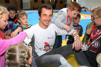 Erste Hilfe für FCE-Kapitän Martin Männel - 