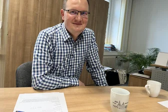 Erste historische Glühweinwanderung in Taura: Hier gibt es originelle Tickets - Tauras Bürgermeister Robert Haslinger präsentiert die erste Glühweintasse mit Taura-Motiv.