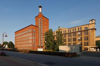 Erste Ideen für die Zukunft der imposanten Rogo-Fabrik in Oberlungwitz werden vorgestellt - Die Rogo-Fabrik in Oberlungwitz in der Abendsonne.