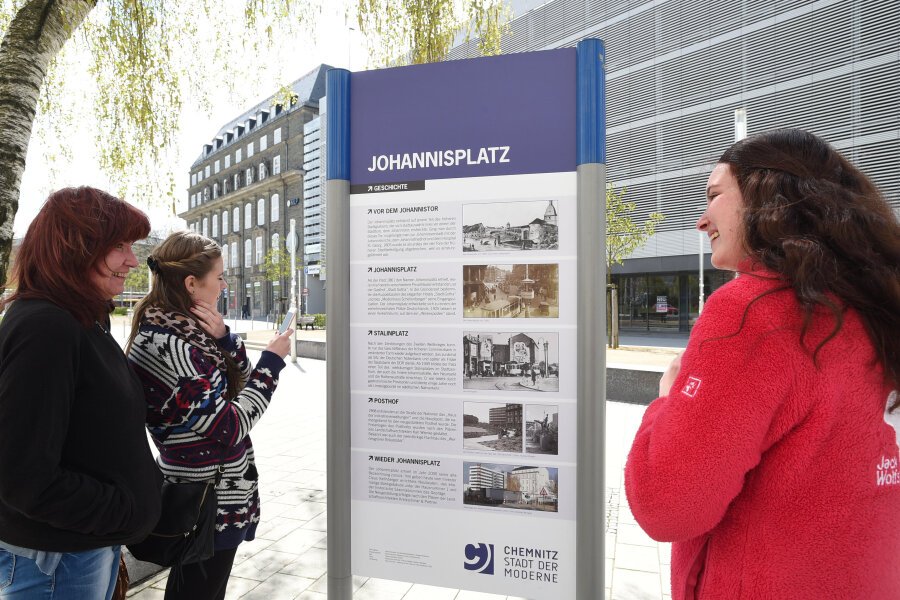 Erste Info-Stele zur Stadtgeschichte in der Innenstadt in Betrieb - Am Johannisplatz in Chemnitz wurde eine neue Informationstafel aufgestellt, die die Besucher über die Vergangenheit des Platzes informieren soll.