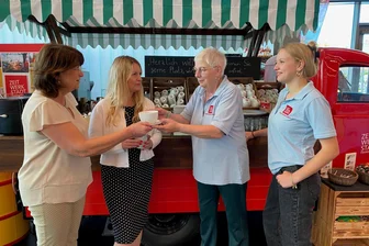 Erste Job- und Karrieremesse in der Zeitwerkstadt in Frankenberg beginnt - Das Team der Zeitwerkstadt kümmert sich um den ersten Kaffee für die Firmenmitarbeiter.