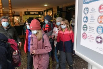 Erste Jugendherbergen in Mittelsachsen öffnen wieder - In der Jugendherberge "Am Mortelgrund" in Sayda wurde die Coronaschutzverordnung immer ernst genommen. Das Foto zeigt Ulrike Fink, die im November vergangenen Jahres prüft, ob alle Kinder einen Mund-Nasen-Schutz tragen. 