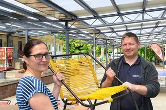 Erste Jugendherbergen öffnen wieder - Doreen und Holger Nitzschke haben vor einiger Zeit den Platz unter dem neuen Terrassendach der Jugendherberge in Falkenhain mit alten, aber bei Gästen beliebten Stühlen bestückt. Das Haus wird nur im Sommer betrieben.