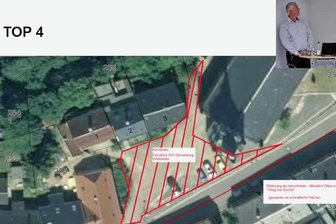 Erste Kleinstadt in Westsachsen streamt Ratssitzungen - Im Tagesordnungspunkt 4 der live gestreamten September-Sitzung des Wildenfelser Stadtrates ging es um die beschränkt öffentliche Widmung des Kirchplatzes (schraffierte Fläche). Oben recht ist der Bürgermeister zu sehen, der den Hintergrund des Beschlusses erläuterte, der anschließend einstimmig gefasst wurde. 