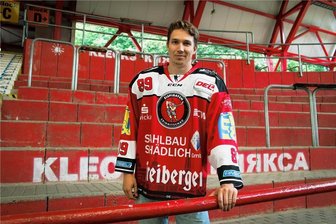 Erste Kontingentstelle ist besetzt: Warum Henri Kanninen weiter für die Eispiraten stürmt - Henri Kanninen trägt auch in der neuen Saison das Eispiraten-Trikot.