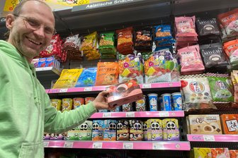 Erste Kunden stürmen neues Geschäft in der Plauener Stadt-Galerie - René Roth ist der Betreiber des neuen Geschäfts in der Stadt-Galerie, wo es exotische Süßigkeiten, Snacks und Getränke gibt.