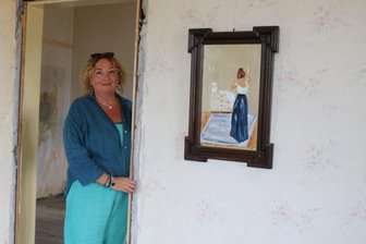 Erste Kunstausstellung öffnet im Patrizierhaus in Stützengrün – Wie geht es mit dem Gebäude weiter? - Der bemalte Spiegel von Jacqueline Maschke hängt schon mal probeweise im Patrizierhaus.