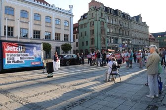 Erste Linken-Demo mit 100 Teilnehmern - Auf dem Hauptmarkt versammelten sich etwa 100 Menschen zur Kundgebung von Linkspartei und Gewerkschaftsbund. 