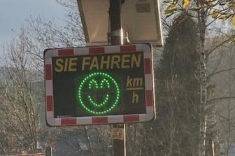 Erste Messtafel im Ort installiert - ... nun auch in Burkhardtsdorf ein Lächeln. 