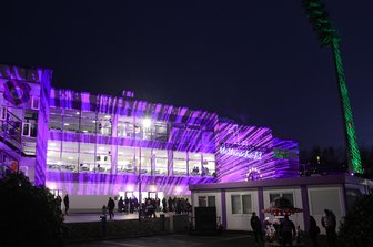 Erste Mettenschicht für Fans des Ergebirge Aue - Das Stadion erstrahlte zur ersten Mettenschicht in Lila und Weiß.