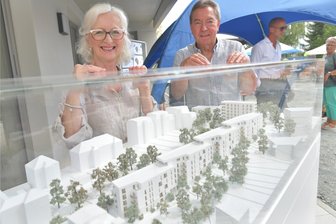 Erste Mieter im Freiberger Garten: So etwas Schönes bekommen wir nicht gleich wieder - Maritta und Klaus Spindler gehören zu den ersten Mietern in der Anlage „Freiberger Garten“, die von der Wohnungsgenossenschaft Freiberg für 24 Millionen Euro errichtet worden ist. Die Bäume im Modell müssen erst wachsen; die Gestaltung der Außenanlage werde sich bis nächstes Jahr hinziehen, hieß es zur Einweihung am Donnerstag.