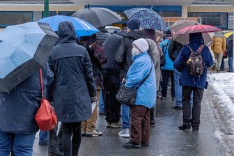 Erste mobile Impfaktion in Annaberg-Buchholz - Das Schlange stehen am frühen Morgen hat sich gelohnt: An alle Wartenden konnten Nummern für eine Impfung ausgegeben werden.