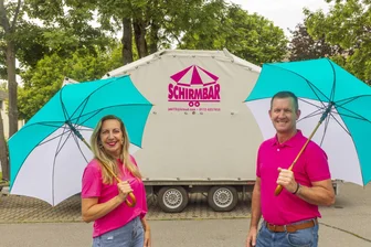 Erste mobile Schirmbar rollt durchs Erzgebirge – Partylocation bei Regen, Schnee und Sonnenschein - Für Partyspaß bei jedem Wetter sorgen Doreen Köhler und Jochen Klink mit ihrer Schirmbar.