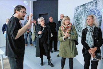 Erste Multimedia-Schau in Zwickau überstrahlt die Dunkelheit - Bei der Eröffnung seiner Ausstellung "Yellow Cake" erklärte Robert Seidel (links), wie seine Arbeiten entstanden sind.