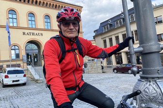 Erste Nacht-Fahrradtour in Reichenbach: Mit Öffnung der Aussichtsplattform des Wasserturms - Josef Wetzl mit seinem Fahrrad vor dem Rathaus. Seine Fahrradtour führt vom Turm der „Schönen Aussicht“ über Markt und Neubau zum Wasserturm – nach Anbruch der Dunkelheit.