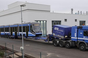 Erste neue Straßenbahn für Chemnitz angeliefert -
