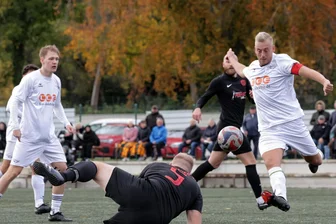 Erste Niederlage in der Fußball-Landesklasse: Kapitän des ESV Lok Zwickau vermisst gegen den Meeraner SV Einstellung und Biss - Auch am Boden liegend hauten sich die Meeraner um Felix Pohle in jeden Zweikampf. Dem Lok-Team fehlte es dagegen an Biss, sagte Kapitän Steve Kretschmar (rechts).