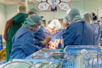 Erste OP dieser Art in Ostdeutschland: Sachse lebt nun mit einem kompletten Kunstherz - Das Kunstherz (vorn) steht zur Implantation im Herzzentrum Dresden bereit. Das Chirurgenteam arbeitet unter Hochdruck. Ist das natürliche Herz erst entfernt, gibt es kein Zurück mehr.