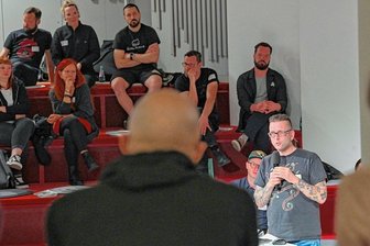 Erste Partei gegen Nachtbürgermeister in Chemnitz: "Nicht vonnöten" - Im April hatte das Kulturbündnis Hand in Hand, im Bild Kai Winkler, die erste Tagung zur Nachtkoordination in Chemnitz organisiert.