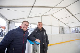 Erste Plauener Eisbahn war ein großer Erfolg: Organisatoren planen für den nächsten Winter zweite Auflage mit Neuerungen - kommt jetzt ein Winterdorf? - Die Eisbahnsaison ist beendet. Bürgermeister Tobias Kämpf und VFC-Chef Thomas Fritzlar freuen sich bereits auf die zweite Auflage.