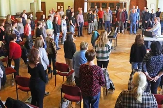 Erste Probe zweier Chöre - Die Chöre aus Langenbernsdorf und dem Werdauer Gymnasium haben zum ersten Mal gemeinsam geprobt. 