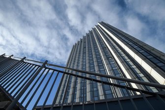 Erste Reaktionen auf Schließungspläne des Congress-Hotels in Chemnitz - Das Hotelhochhaus prägt seit Jahrzehnten die Kulisse der Innenstadt.