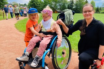 Erste Rollstuhl-Wanderung im Erzgebirge: Wie barrierefrei ist Bernsbach? - Kristin Richter nahm mit ihren Kindern Anton (links) und Wienke an der Rollstuhl-Wanderung in Bernsbach teil. Die Fünffach-Mama sieht vor allem im ländlichen Raum noch viel Nachholbedarf in Sachen Barrierefreiheit – und freut sich deshalb umso mehr, dass sich in Lauter-Bernsbach viele Menschen darum Gedanken machen.