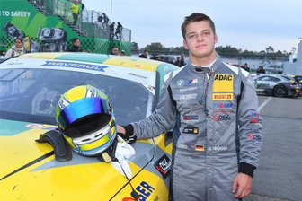 Erste Saison im Automobil-Rennsport für Niels Tröger beendet - Niels Tröger kurz nach seinem letzten schweißtreibenden Autorennen 2024.