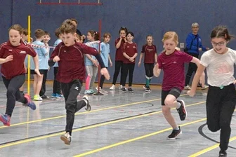 Erste Sieger bei Vogtlandspielen ermittelt - Wie hier beim Mannschaftssprint der LSG Auerbach stand die Rodewischer Göltzschtalhalle beim Hallensportfest der VSG am Samstag ganz im Zeichen der Leichtathletik. 