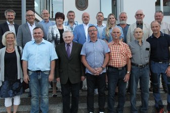 Erste Sitzung, erster Disput: An Elternbeiträgen scheiden sich im Stadtrat von Lauter-Bernsbach die Geister - Zum neuen Stadtrat Lauter-Bernsbach gehören (vorn von links) Antje Bertram (FW), Thomas Barth (CDU), Herbert Kragl (Die Linke), Detlef Meyer (AfD), Theo Süß (AfD), Frank Demmler (AfD), Frank Rösner (AfD) sowie (hinten von links) Bürgermeister Thomas Kunzmann (FW), Daniel Langer (FW), Thomas Steeger (FW), Heike Siegel (Die Linke), Lutz Neubert (FW), Ulrich Braun (FW), Thomas Englert (CDU), Marie Rabis (AfD), Lutz Werner (AfD), Heinz Fuhrmann (CDU) und Steffen Schlegel (FW). Es fehlt Toni Müller (CDU).