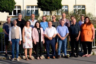 Erste Sitzung für Crottendorfs neuen Rat: Wer künftig den Bürgermeister vertritt - Der neue Crottendorfer Gemeinderat hat zum ersten Mal getagt. Hinten von links: Jörg Hohmann, Jürgen Burkert, Andreas Demmler, Michael Schwalbe, Peter Schaarschmidt, Stefan Lauterbach, Katrin Viertel und Markus Nestler. Vorn von links: Bürgermeister Sebastian Martin, Michaela Loos, Yvonne Dietze, Roland Fritzsch, Chris Nachtigall, Andreas Sacher und Ute Engel. Es fehlen Ronny Walther und Jörg Lötzsch.