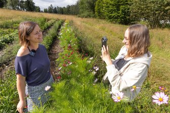 Erste Slowflowers im Erzgebirge: Wenn Blütenträume auf der kleinen Blumenfarm aufgehen - Claudia Haase (l.), hier mit Elisa Leimert von der Online-Redaktion bei Aufnahmen für ein Instagram-Reel, hat sich der Slowflower-Bewegung angeschlossen. Mitte Juli öffnete sie die Blumenfarm Erzgebirge.