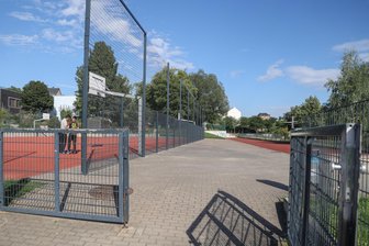 Erste Sportanlagen an Chemnitzer Schulen offen: Geht das gut? - Wird bereits genutzt: Der Sportplatz an der Grundschule „Südlicher Sonnenberg“.