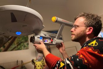 Erste „Star Trek“-Nacht im Vogtland: Hier landet die Enterprise und lädt Fans auf ein Romulanisches Ale - Über Jahre hat Matthias Ditscherlein „Star-Trek“-Fanartikel gesammelt, wie diese Enterprise von Playmobil. Zum Fan-Treffen am 16. Januar in der Sternwarte stellt er diese aus.