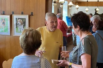 Erste Tannenbergsthaler Doppelschau zum 20-jährigen Topas-Geburtstag - Willfried Liebold (Mitte) aus Jägersgrün, inzwischen 88 Jahre alt, stellt erstmals im Tannenbergsthaler Herrenhaus aus. Rechts Karla Dunger, die Vorsitzende des Heimatvereins Topas. Die am Samstag eröffnete Doppelausstellung ist Teil der Veranstaltungen zum 20-jährigen Bestehen des Vereins. Gefeiert wird am 10. August.