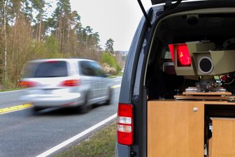 Erste Tempomessung an der Waldstraße in Augustusburg: Wie viele Fahrzeuge waren zu schnell unterwegs? - Mit mobilem Messgerät wurde an der Waldstraße in Augustusburg geblitzt.
