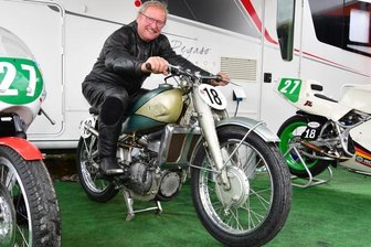 Erste Testfahrt endet im Gartenzaun - Stefan Tennstädt mit seinem Prunkstück, der DKW SS 250. Foto: Thorsten Horn