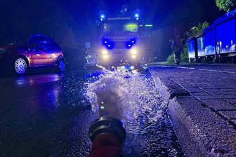 Erste Unwetter-Bilanz im Landkreis Zwickau: Feuerwehren rücken zu 85 Einsätzen aus – Unfallserie auf der A 4 - Nach dem Unwetter am Sonntagabend mussten die Feuerwehrleute im Neubaugebiet Kirchberg mehrere Keller auspumpen.